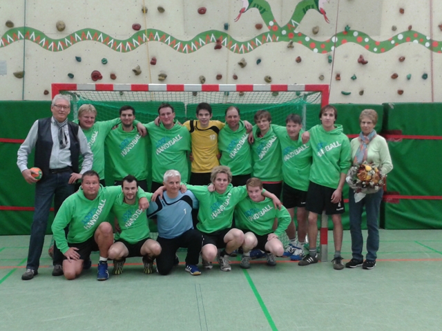 Neue Aufwärmpullover für die 3. Herren Handballmannschaft des TSV Intschede